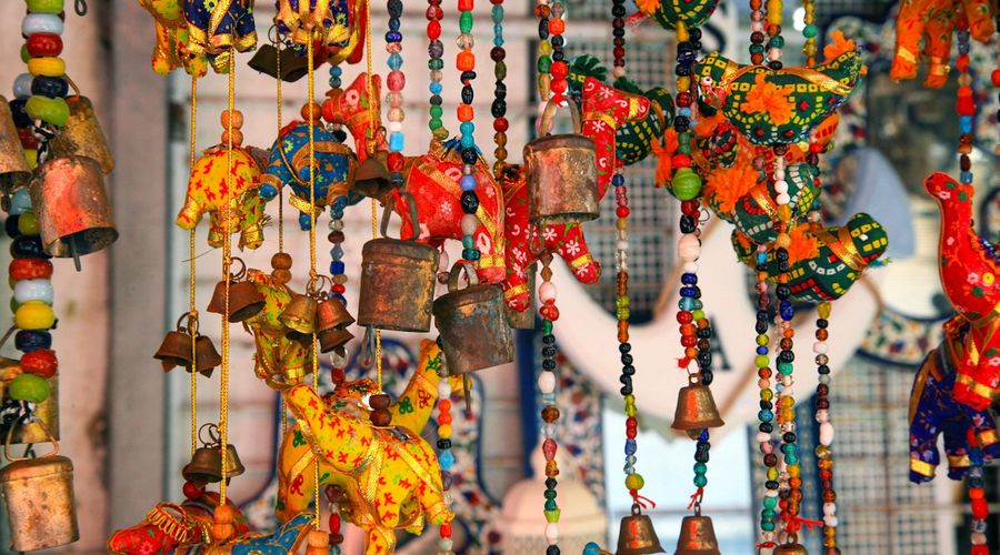 Peças de artesanato e lembranças coloridas penduradas
