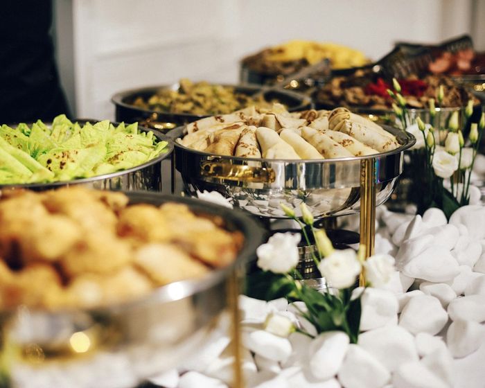 Mesa de bufê com travessas de comida