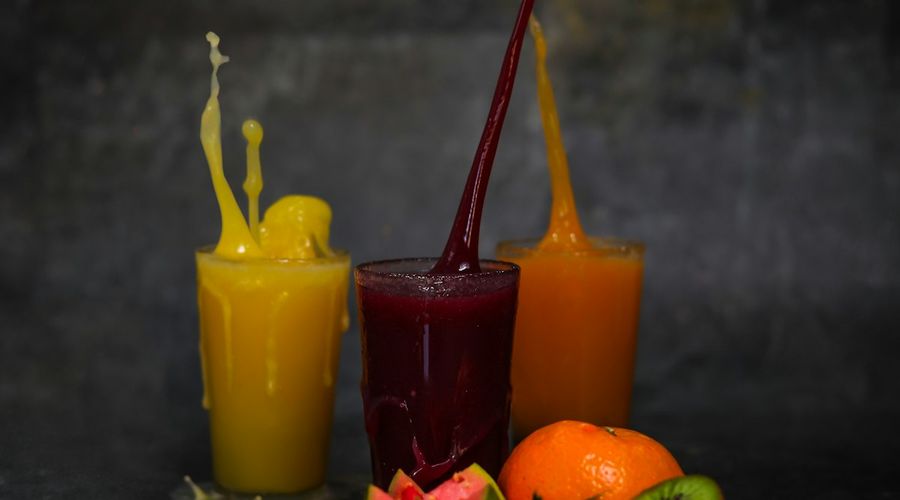 Copos de suco natural com frutas